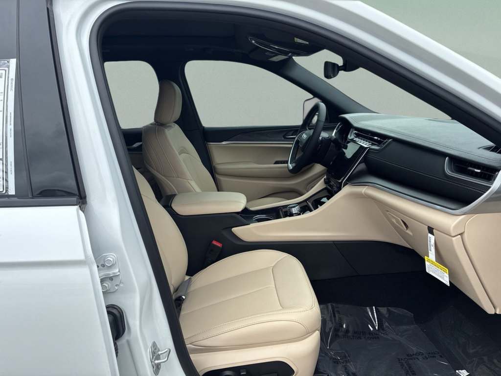 New 2025 Jeep Grand Cherokee Limited RWD image 30