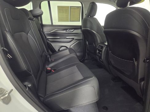 Used 2023 Jeep Grand Cherokee Laredo AWD/4WD image 30