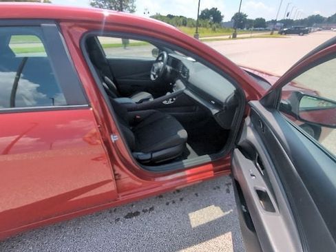 Used 2025 Hyundai Elantra Sport FWD image 3