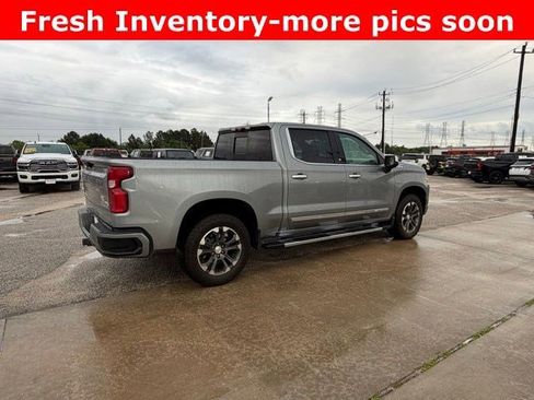 Used 2024 Chevrolet Silverado 1500 High Country w/ Technology Package AWD/4WD image 3