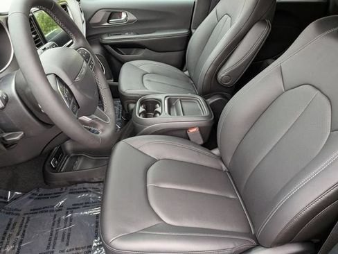 New 2027 Chrysler Pacifica Select FWD image 13