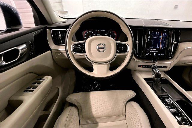 Used 2021 Volvo XC60 T5 Inscription w/ Advanced Package AWD/4WD image 6