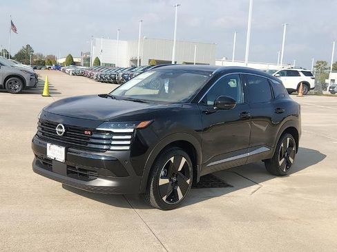 Certified 2025 Nissan Kicks SR image 3