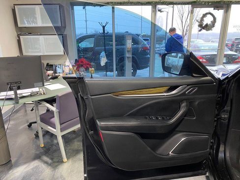 Used 2017 Maserati Levante S image 9