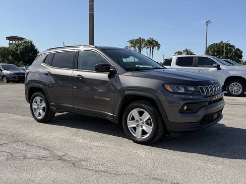 Used 2022 Jeep Compass Latitude w/ Convenience Group AWD/4WD image 2