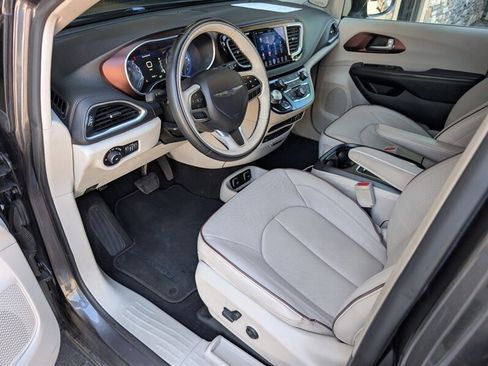 Used 2017 Chrysler Pacifica Limited w/ UConnect Theater Package FWD image 2