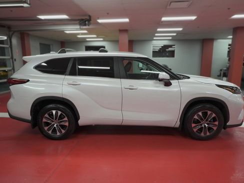 Used 2023 Toyota Highlander XLE image 6