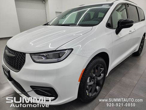 New 2026 Chrysler Pacifica Limited w/ S Appearance Package image 6