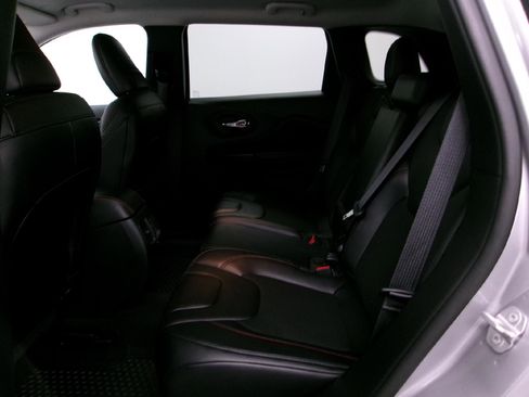 Used 2022 Jeep Cherokee Trailhawk w/ Trailer Tow Group image 9