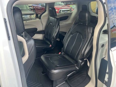 Used 2017 Chrysler Pacifica Touring-L FWD image 14