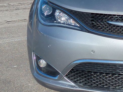 Used 2017 Chrysler Pacifica Limited w/ UConnect Theater Package image 13