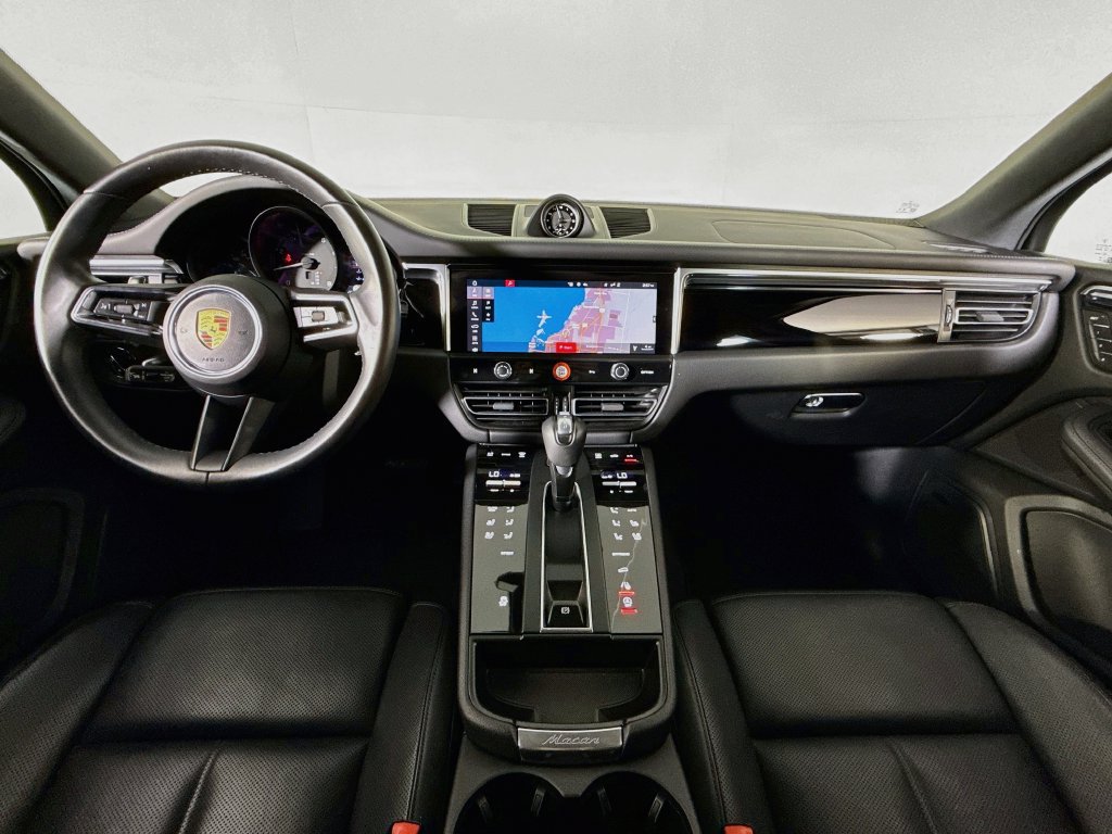 Certified 2025 Porsche Macan AWD/4WD image 11