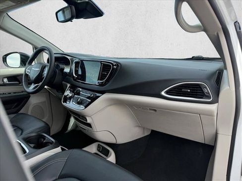 Used 2024 Chrysler Pacifica Touring-L FWD image 12