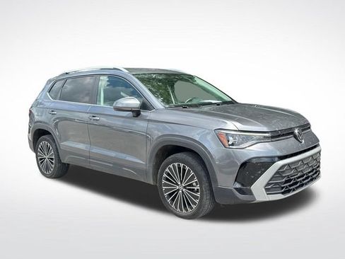 Used 2025 Volkswagen Taos SE FWD image 9