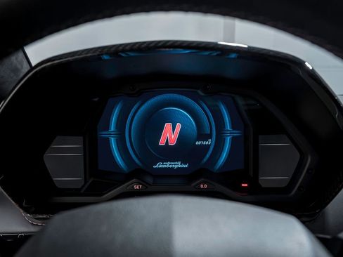 Used 2018 Lamborghini Aventador S image 13