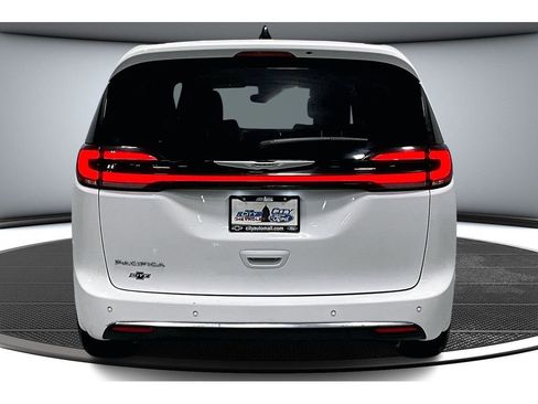 Used 2024 Chrysler Pacifica Touring-L image 5