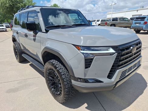 Used 2024 Lexus GX 550 AWD/4WD image 8