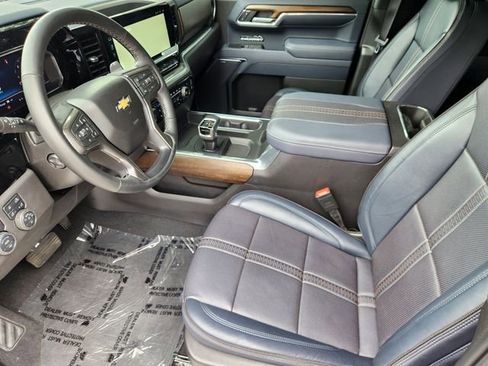 Used 2025 Chevrolet Silverado 1500 High Country w/ High Country Premium Package AWD/4WD image 4