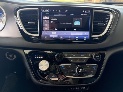 Used 2025 Chrysler Pacifica Select FWD image 14