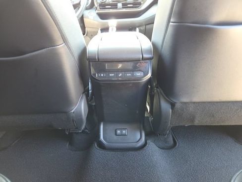 Used 2021 Toyota Highlander XLE AWD/4WD image 25