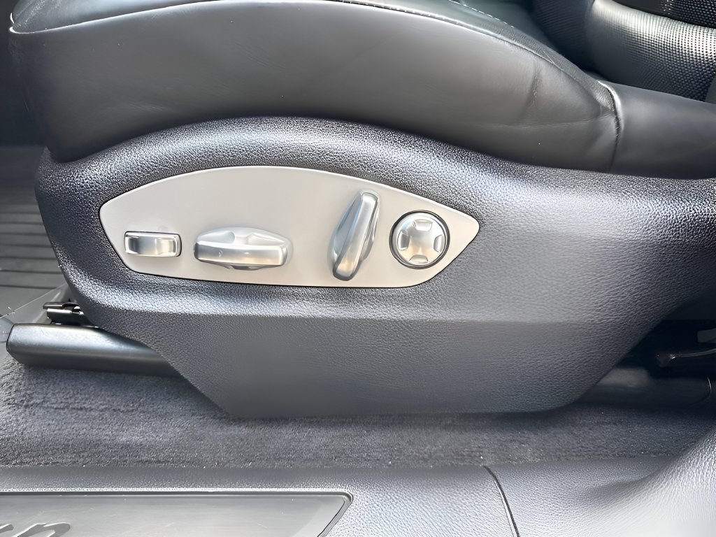 Used 2023 Porsche Macan Turbo AWD/4WD image 23