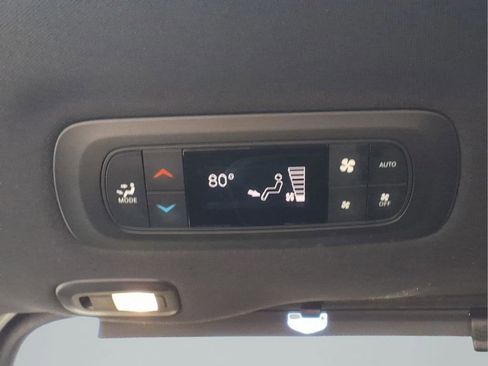 Used 2025 Chrysler Pacifica Limited image 28