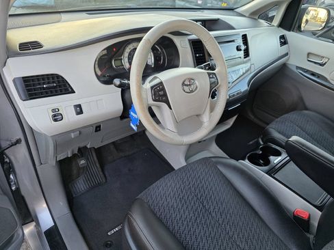 Used 2014 Toyota Sienna SE FWD image 16
