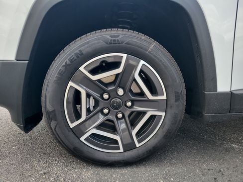 New 2026 Jeep Cherokee Laredo image 10