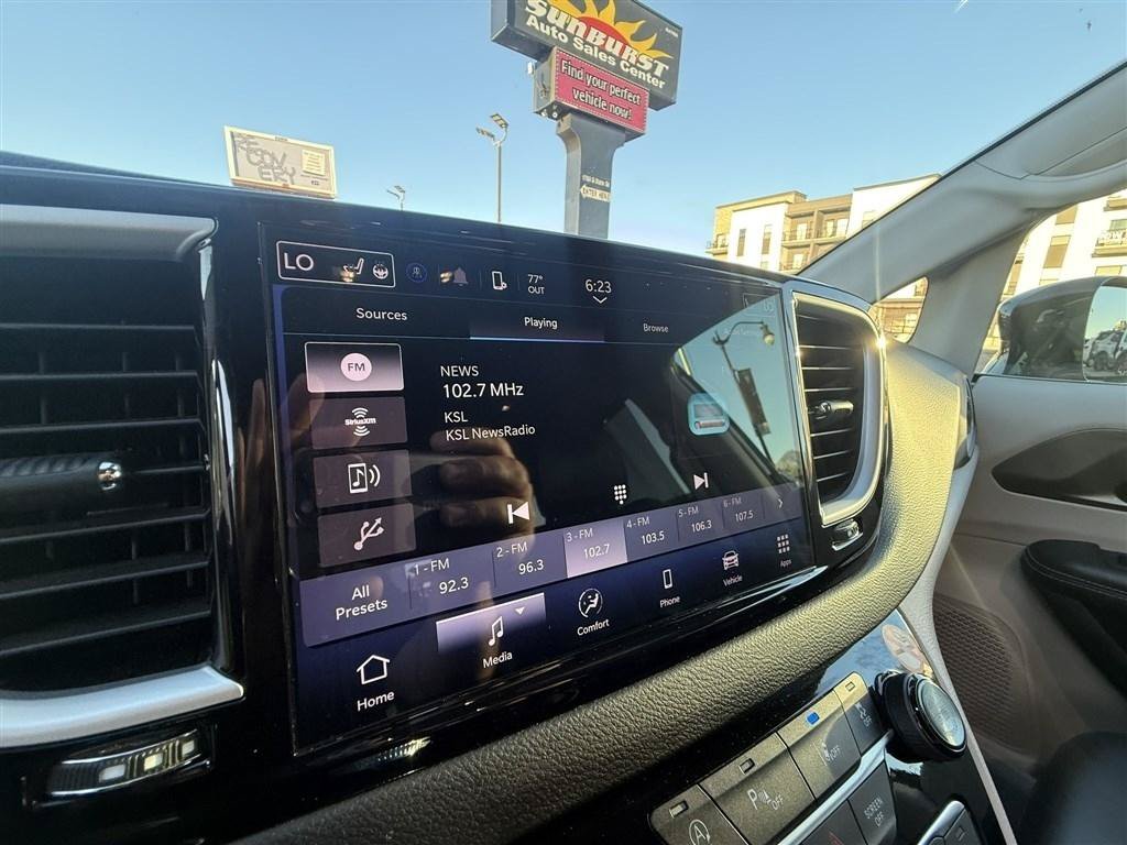 Used 2024 Chrysler Pacifica Touring-L FWD image 29