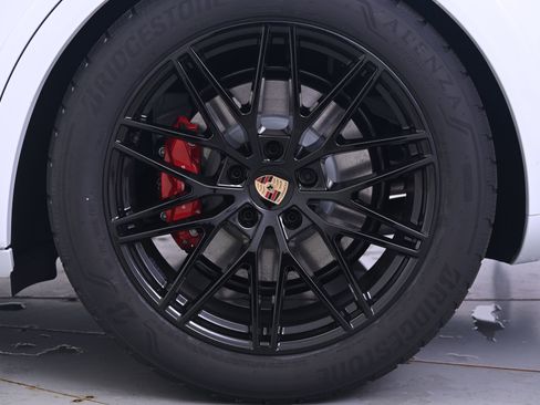 Used 2026 Porsche Cayenne GTS AWD/4WD image 12