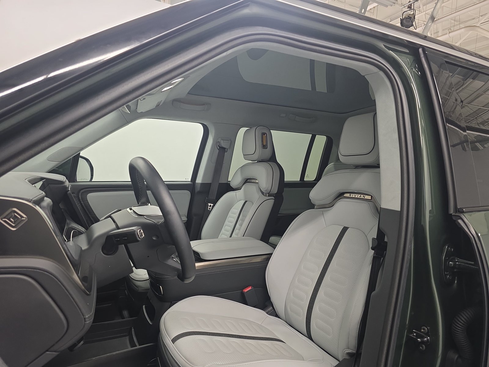 Used 2025 Rivian R1S Adventure Dual AWD/4WD image 20