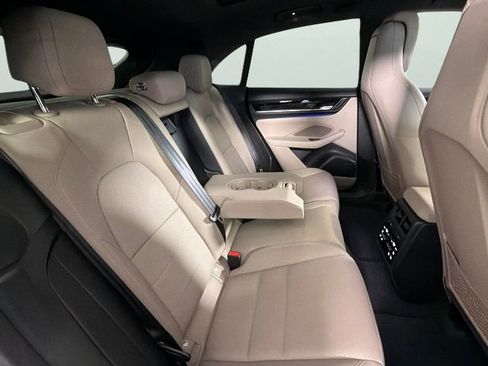 Used 2025 Porsche Macan Electric w/ Premium Package RWD image 31