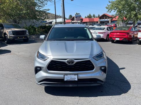 Used 2021 Toyota Highlander LE FWD image 8