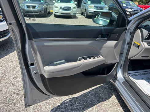 Used 2017 Hyundai Elantra SE FWD image 11