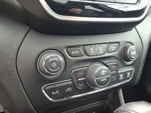 Used 2019 Jeep Cherokee Limited image 31