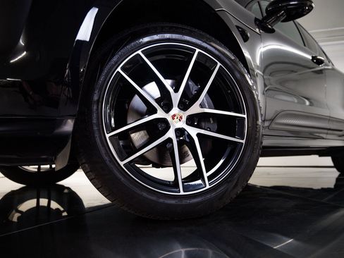 Certified 2024 Porsche Macan AWD/4WD image 12