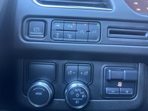 Certified 2022 GMC Yukon XL SLT w/ SLT Luxury Package image 6