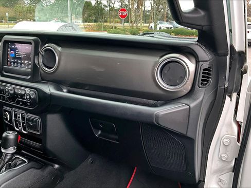 Used 2018 Jeep Wrangler Unlimited Sahara w/ Cold Weather Group image 17