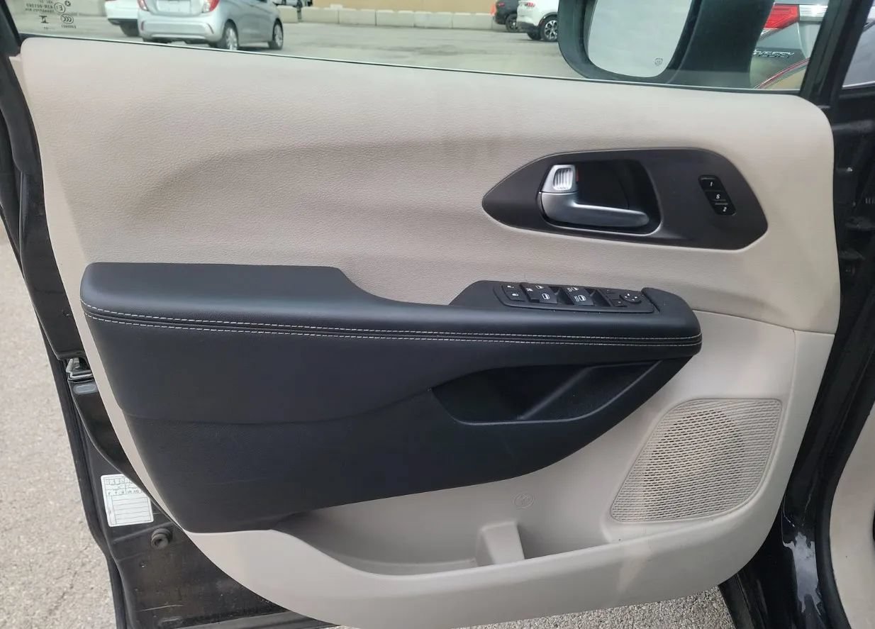 Used 2023 Chrysler Pacifica Touring-L FWD image 48