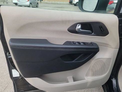 Used 2023 Chrysler Pacifica Touring-L FWD image 48