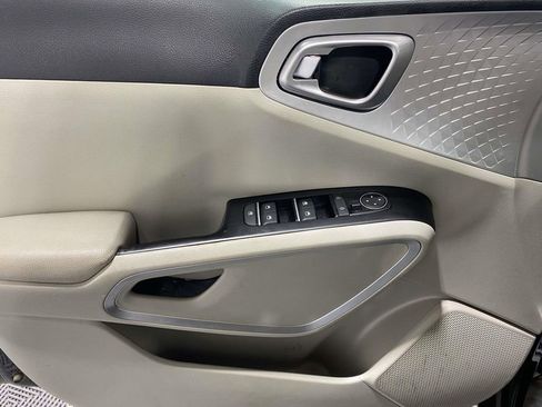 Used 2023 Kia Soul LX w/ LX Technology Package FWD image 18