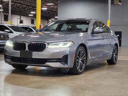 Used 2023 BMW 530i w/ Premium Package image 4