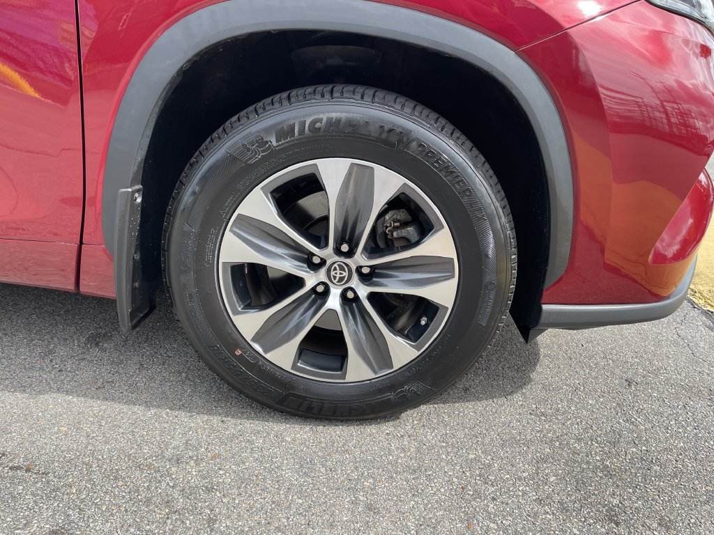 Used 2024 Toyota Highlander XLE AWD/4WD image 11