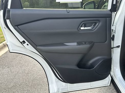 Certified 2025 Nissan Rogue SL w/ Tech Package FWD image 24