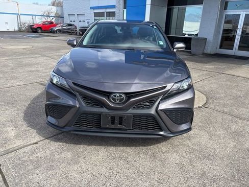 Used 2024 Toyota Camry SE image 3