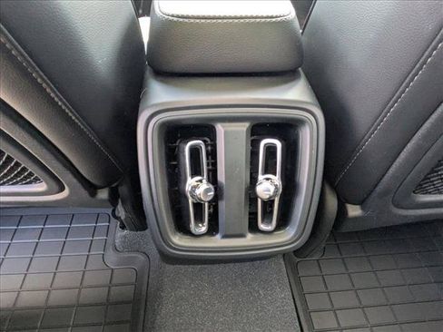 Used 2024 Volvo XC40 B5 Core w/ Climate Package AWD/4WD image 17