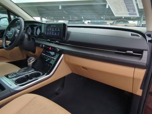 Used 2024 Kia Carnival EX image 23