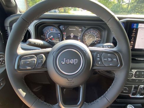 New 2025 Jeep Gladiator Sport image 18