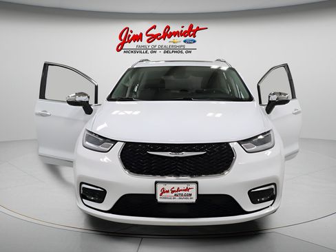 Used 2023 Chrysler Pacifica Limited AWD/4WD image 3
