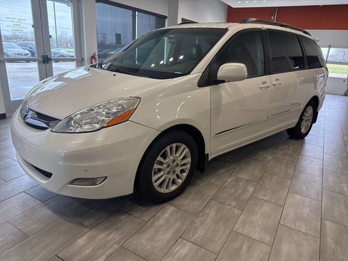 Used 2009 Toyota Sienna XLE Limited image 3